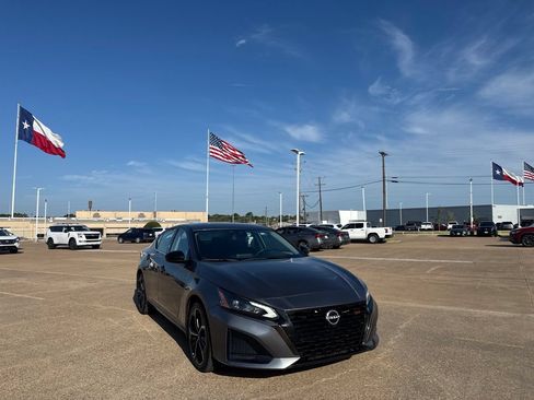 Certified 2024 Nissan Altima 2.5 SR FWD image 2