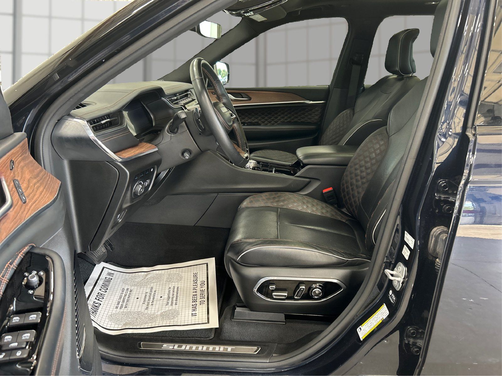 Used 2023 Jeep Grand Cherokee Summit AWD/4WD image 9
