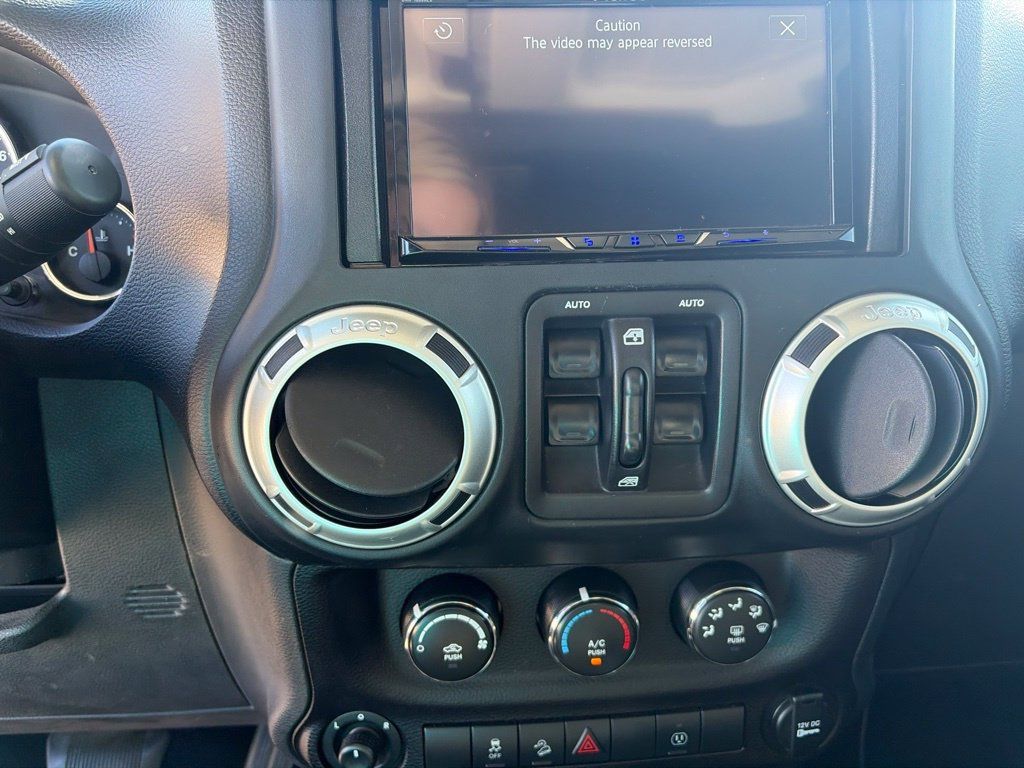 Used 2018 Jeep Wrangler Unlimited Sahara AWD/4WD image 16