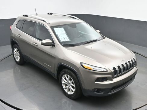 Used 2017 Jeep Cherokee Latitude w/ Cold Weather Group AWD/4WD image 42