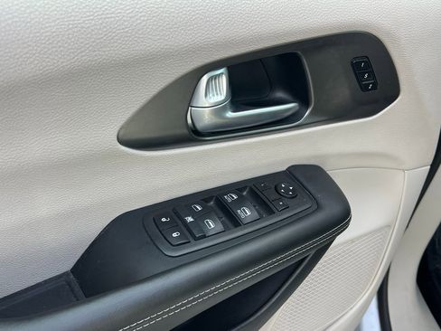 Certified 2024 Chrysler Pacifica Touring-L image 24