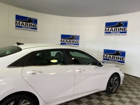 Used 2025 Hyundai Elantra Limited FWD image 2