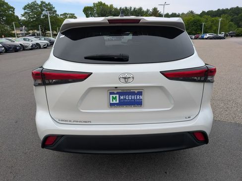 Used 2023 Toyota Highlander LE FWD image 4