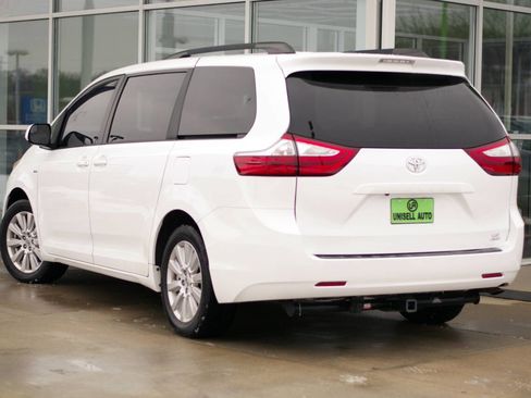 Used 2017 Toyota Sienna LE image 6