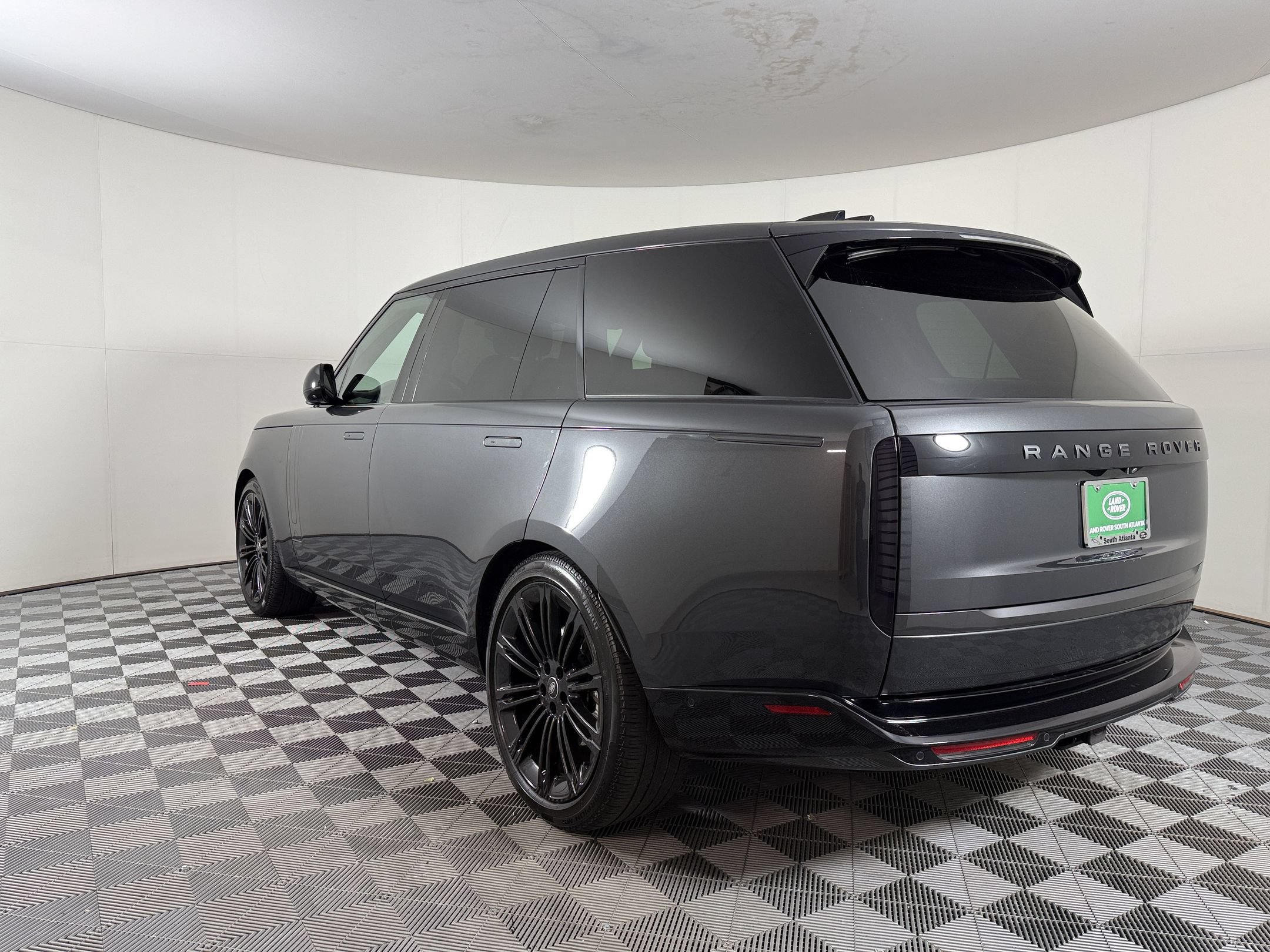 Used 2025 Land Rover Range Rover Long Wheelbase SE AWD/4WD image 3