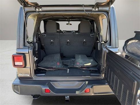 Used 2019 Jeep Wrangler Unlimited Sahara w/ Cold Weather Group AWD/4WD image 19