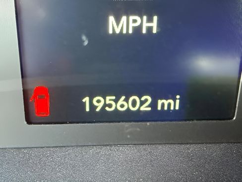 Used 2018 Chrysler Pacifica Touring Plus w/ Tire & Wheel Group FWD image 29