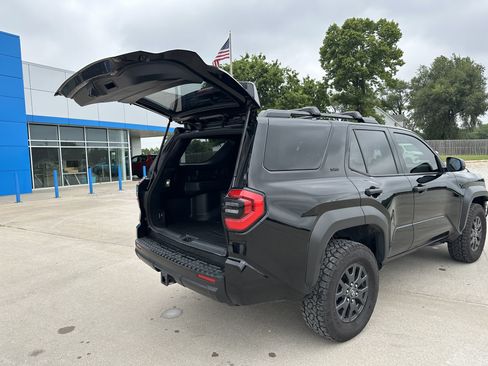 Used 2025 Toyota 4Runner SR5 AWD/4WD image 22