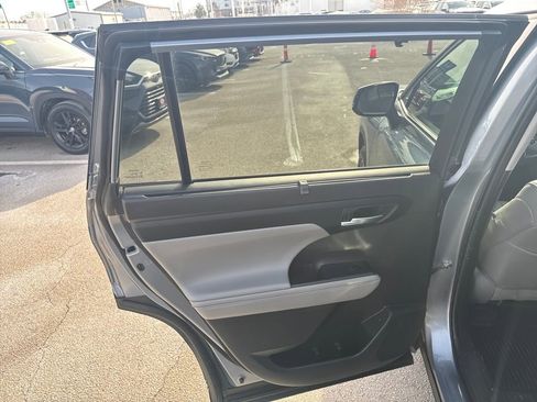 Used 2022 Toyota Highlander XLE image 41