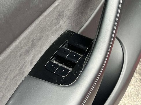 Used 2021 Tesla Model Y Long Range image 18