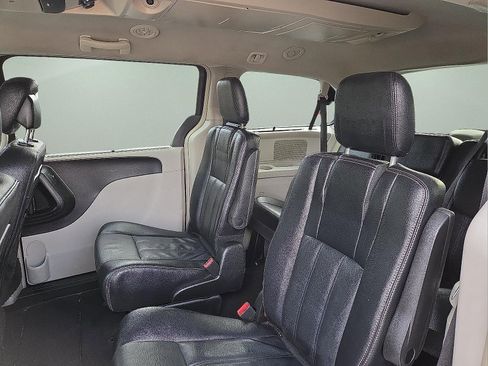 Used 2015 Chrysler Town & Country Touring image 9