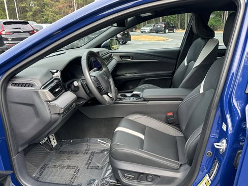 Used 2025 Toyota Camry SE w/ Convenience Package FWD image 16