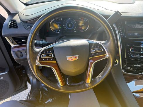 Used 2020 Cadillac Escalade ESV Luxury AWD/4WD image 16