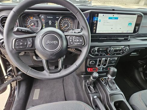 Used 2025 Jeep Wrangler Unlimited Rubicon AWD/4WD image 17