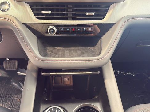 Used 2025 Ford Explorer Active AWD/4WD image 25