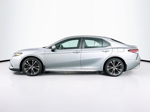 Used 2020 Toyota Camry SE w/ Convenience Package FWD image 4