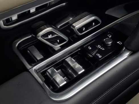 Certified 2024 Land Rover Range Rover SE image 21