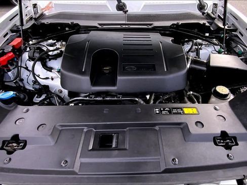 Used 2020 Land Rover Defender 110 SE image 31