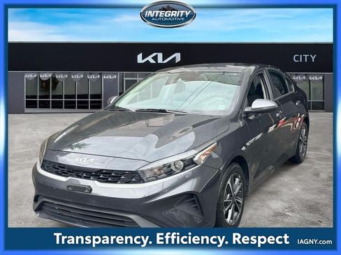 Used 2023 Kia Forte LXS w/ LXS Technology Package FWD image 4
