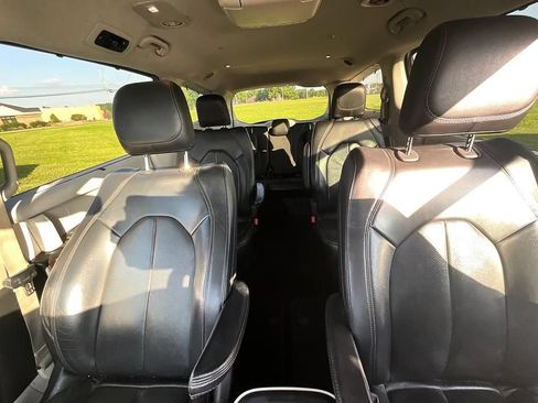 Used 2018 Chrysler Pacifica Touring-L w/ Tire & Wheel Group FWD image 33