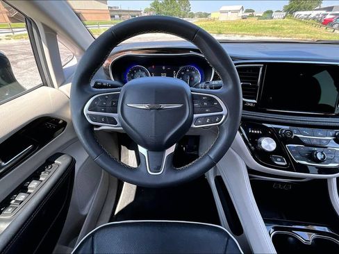 Used 2023 Chrysler Pacifica Limited FWD image 5
