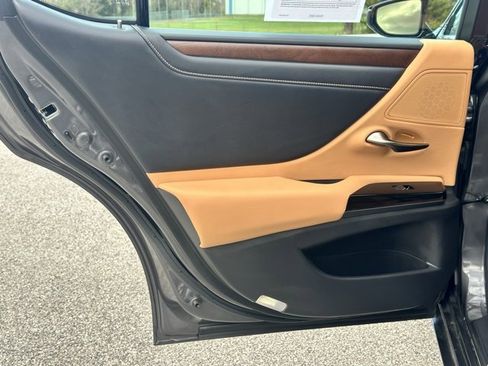 Used 2023 Lexus ES 300h w/ Accessory Package (Z2) image 14