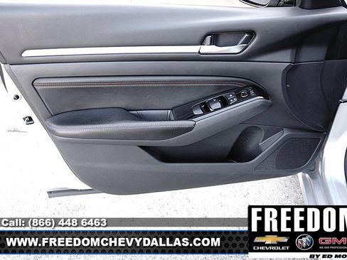 Used 2023 Nissan Altima 2.5 SR FWD image 32
