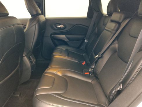 Used 2019 Jeep Cherokee Latitude Plus FWD image 18