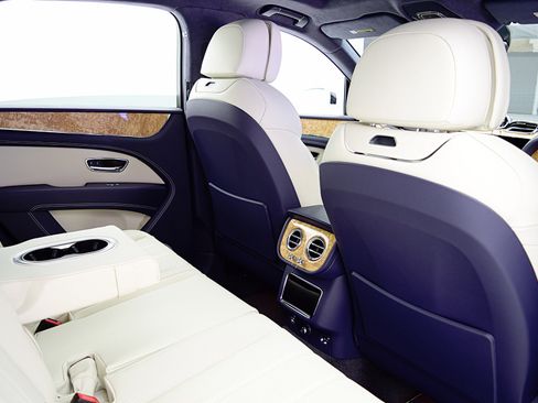 New 2025 Bentley Bentayga Plug-In Hybrid image 36