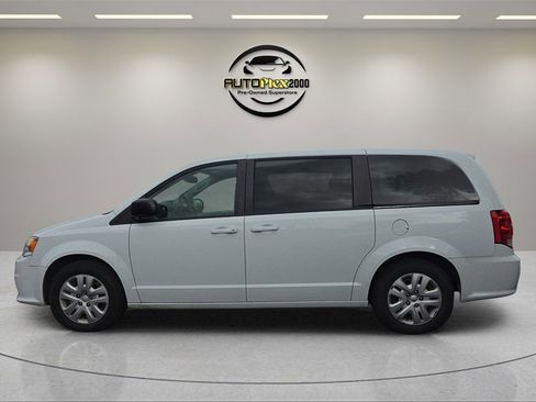 Used 2018 Dodge Grand Caravan SE w/ UConnect Hands-Free Group image 4