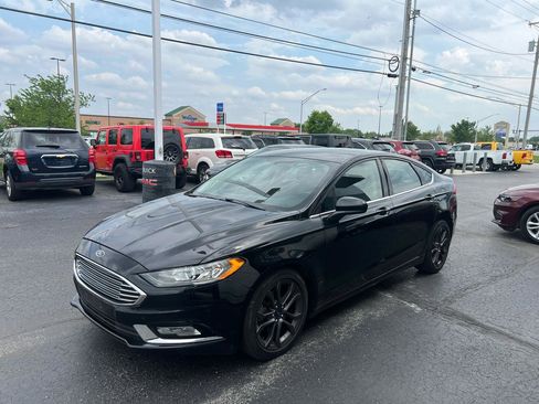 Used 2018 Ford Fusion SE w/ Fusion SE Technology Package FWD image 2