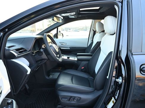 Used 2025 Toyota Sienna XSE image 16