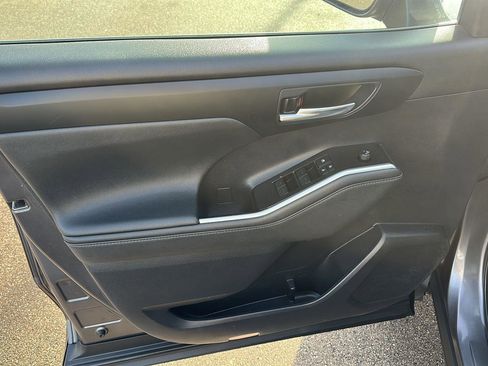 Used 2021 Toyota Highlander XLE image 21