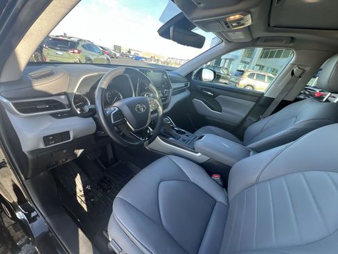 Used 2021 Toyota Highlander XLE image 10