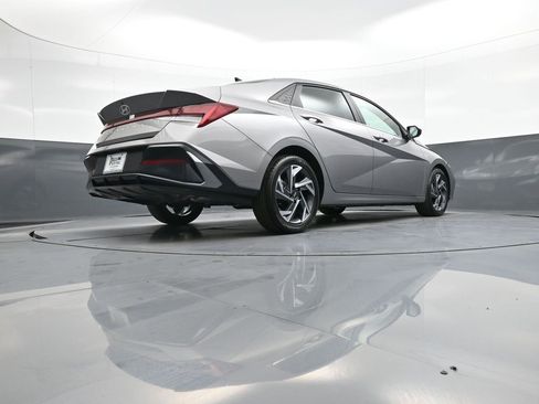 Certified 2025 Hyundai Elantra SEL image 29