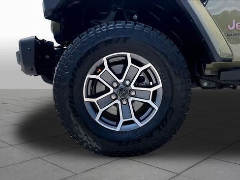 Used 2025 Jeep Gladiator Mojave AWD/4WD image 11