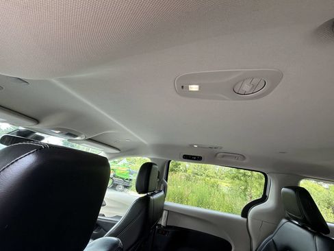 Used 2023 Chrysler Pacifica Touring-L FWD image 16