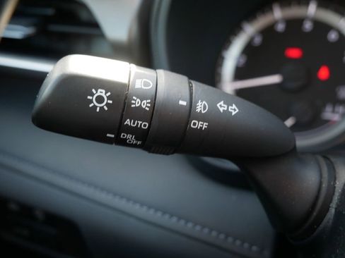 Used 2024 Toyota Highlander LE AWD/4WD image 30