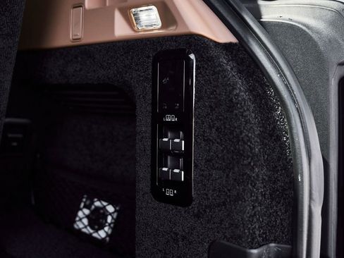 Used 2025 Land Rover Range Rover Long Wheelbase SE AWD/4WD image 16