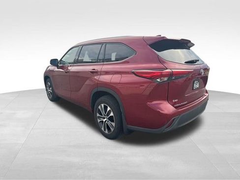 Used 2020 Toyota Highlander XLE AWD/4WD image 6