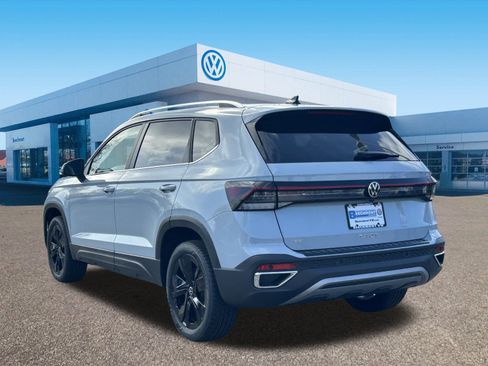 New 2026 Volkswagen Taos SE image 5