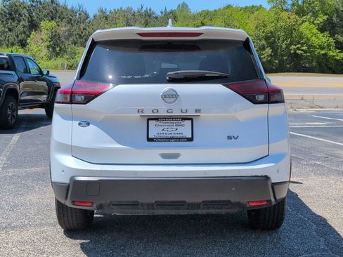 Used 2024 Nissan Rogue SV image 4