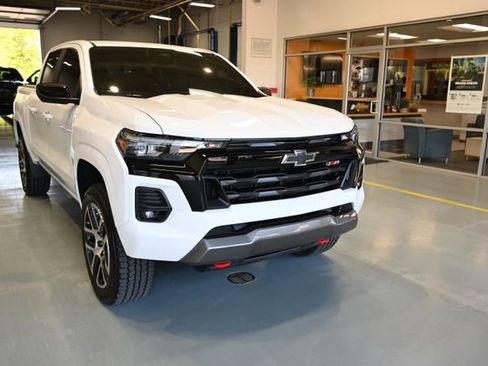Used 2023 Chevrolet Colorado Z71 w/ Z71 Convenience Package 2 AWD/4WD image 3