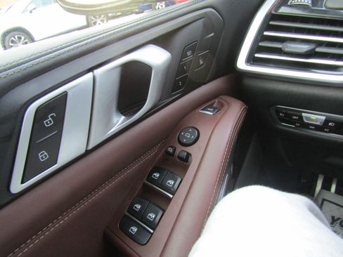 Used 2019 BMW X5 xDrive40i w/ M Sport Package image 19