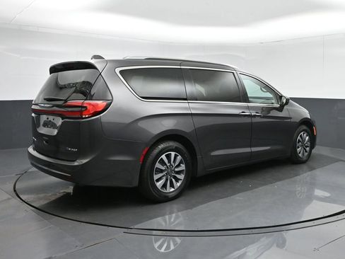 Used 2021 Chrysler Pacifica Touring-L FWD image 7