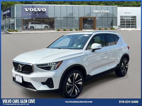 Used 2023 Volvo XC40 B5 Plus w/ Driver Assist Package AWD/4WD image 2