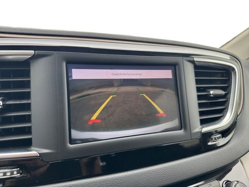 Used 2022 Chrysler Voyager LX FWD image 13