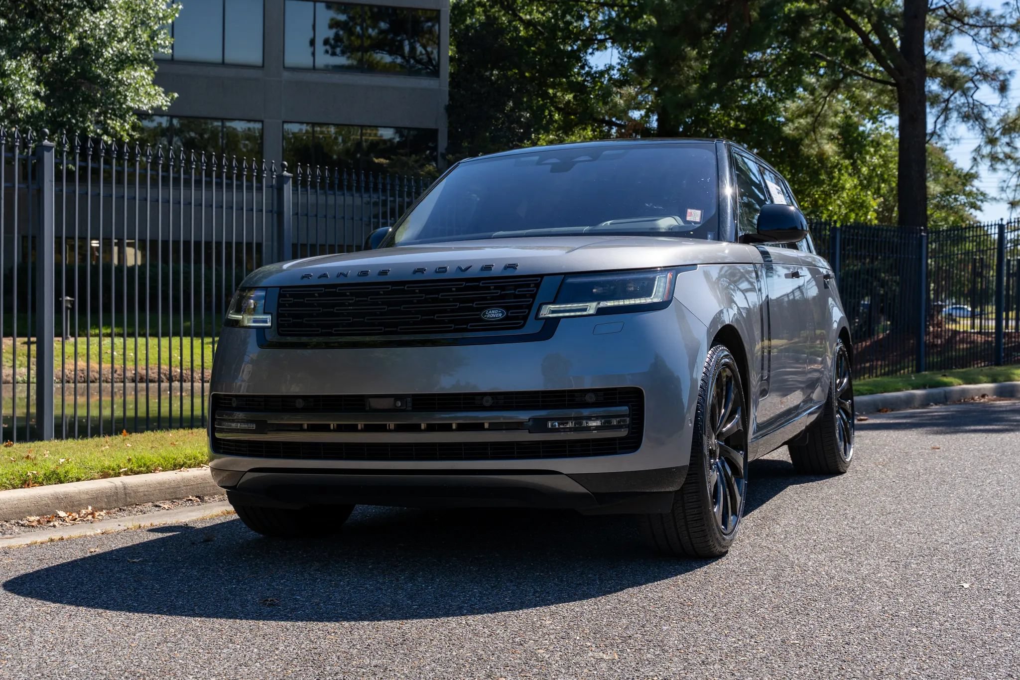 Used 2023 Land Rover Range Rover SE AWD/4WD image 2