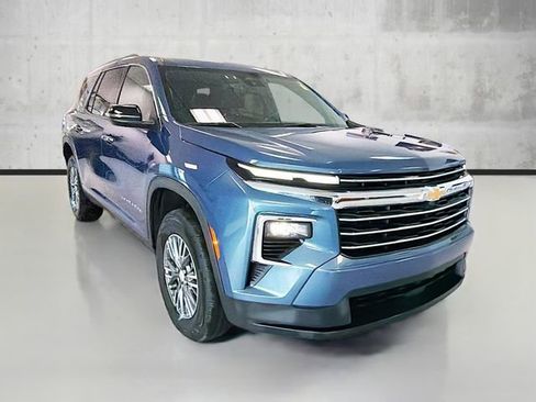 Used 2025 Chevrolet Traverse LT image 3