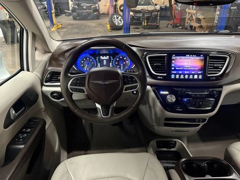 Used 2017 Chrysler Pacifica Touring-L w/ Tire & Wheel Group FWD image 18